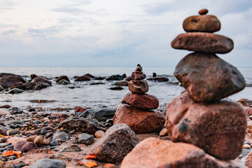 gestapelte Steine an der K&uuml;ste