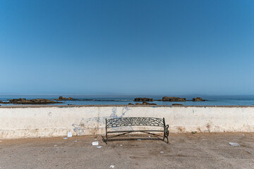 Sitzbank vor Hafenmauer in Essaouira, Marokko