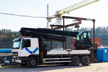 Construction equipment for the transportation of small-sized equipment