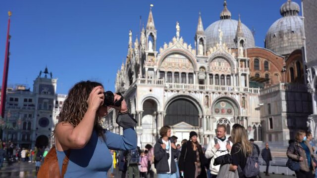 Europe, Venice November 2021 Europe, Italy - young girl taking pictures in Venezia in Piazza San Marco - tourism resumes with the end of the lockdown Covid-19 Coronavirus in Italy - Murano