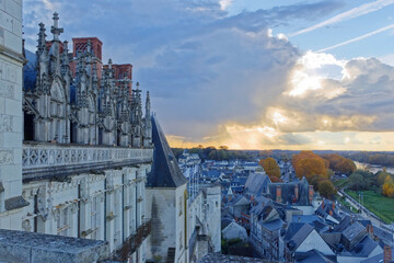 Vue sur Amboise et la loire depuis la terrasse du chateau en automne. C'est une ancienne résidence des rois de France surplombant la Loire, à Amboise, en Indre-et-Loire. Il fait partie des châteaux de