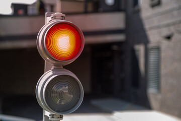 Eine Ampelanlage steht auf 