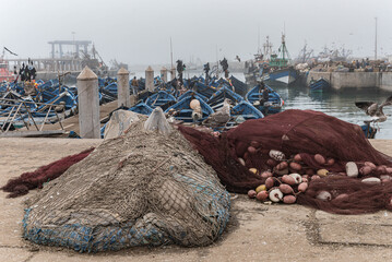 Fischernetze im Hafen von Essouira, Marokko