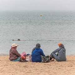 Muslimische Frauen am Strand von Essaouira, Marokko