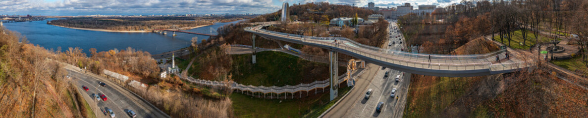 Obraz premium View from park Saint Vladimir Hill, on the People's Friendship Arch, Parkovy Bridge, stairs to the Monument to the Magdeburg Rights and the Dnieper River.