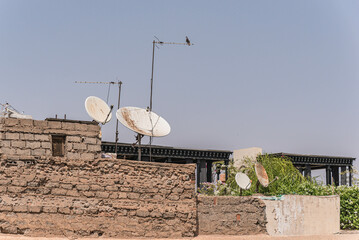 Satelliten Antennen auf alter Hausmauer