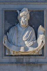 Relief der Weisheit Salomons an der Frontfassade der Kirche San Lorenzo, Lugano, Tessin, Schweiz