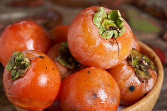 Bandeja de fruta de otoño. Los caquis con su bonito color naranja en su punto de madurez y dulzura.Riquissimos.
