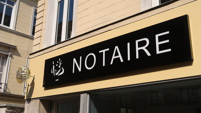 Enseigne / devanture d'une &eacute;tude de notaire fran&ccedil;ais &ndash; septembre 2021 (France)
