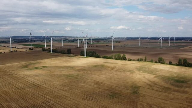 Drone Footage Windrad auf Feld