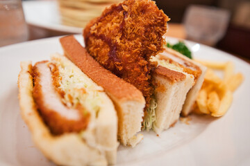 ポテトとパセリが添えられたカツサンド