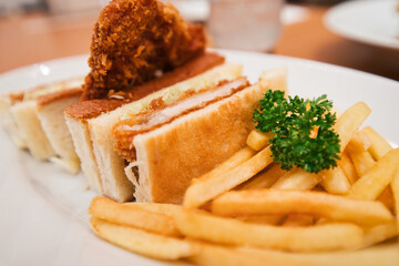 ポテトとパセリが添えられたカツサンド