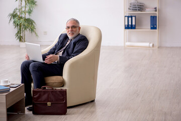 Old businessman employee waiting for business meeting