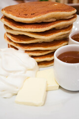 ホイップとシロップが添えられたパンケーキ