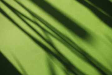 Tło zielone z podłużnymi cieniami po przekątnej