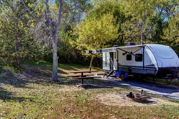 Foto op Plexiglas Kamperen Travel trailer camping in the woods at Branched Oak Lake State Park, Nebraska