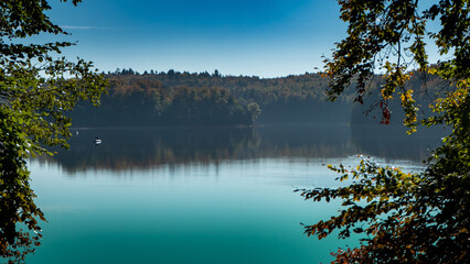 jesień nad jeziorem - 468382234