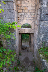 Fototapeta premium the archway in the stone wall is beautiful and old