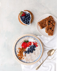 oatmeal with berries