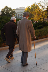 dwóch starych  staryszych mężczyzn ludzi spacerujących  - obrazy, fototapety, plakaty