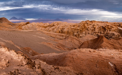 Fototapeta na wymiar Mirada desde el Valle de la Luna a la geografía de San Pedro de Atacama. Chile
