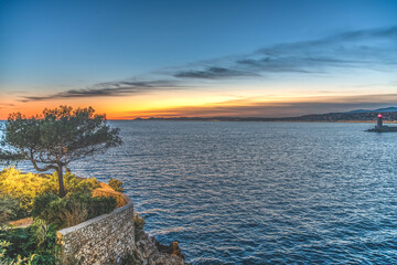 Coucher de soleil sur coco beach dans la baie des anges à Nice sur la Côte d'Azur