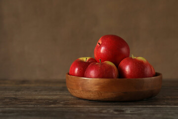 Naklejka na ściany i meble Red apples in a wooden bowl.