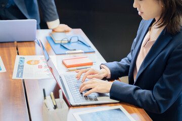 ノートパソコンで仕事をする女性のビジネスマンの手元