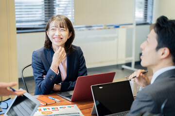 ノートパソコンで会議をする2人の男女のビジネスマン