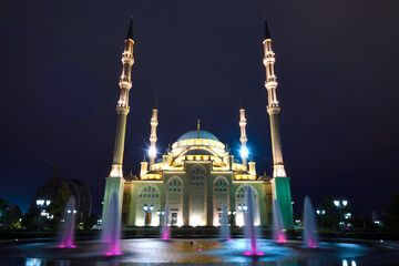 Fototapeta na wymiar Night fountain against the background of the Heart of Chechnya mosque. Grozny, Chechen Republic