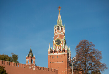 Fototapeta na wymiar The Kremlin's Spasskaya Tower illuminated by the morning sun