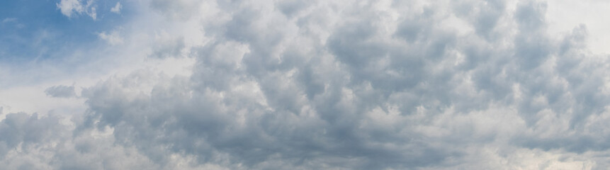 Obraz premium White curly textured cloud on blue sky