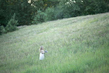 Obraz premium child in the woods