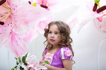 Obraz na płótnie Canvas little girl with pink flowers