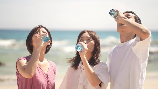 ラムネを飲む男女