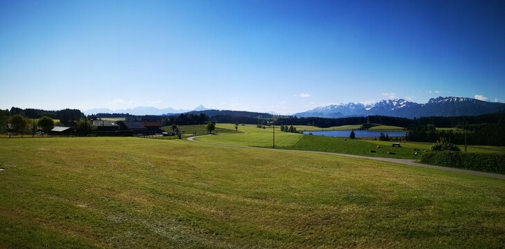 Ostallg&auml;upanorama mit Attlesee, S&auml;uling und Tegelberg im Sommer bei blauem Himmel