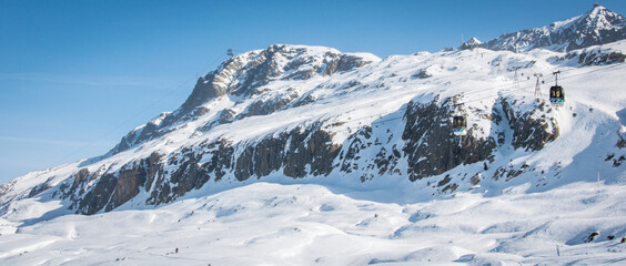 paysage d'hiver enneigé de la station de sports d'hiver de l'Alpe d'huez en france dans le massif des Grandes Rousses, au-dessus de l'Oisans.