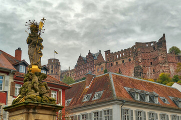 Obraz premium Historischer Platz und Schloss in der Altstadt von Heidelberg