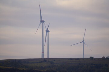 Windkrafträder im Nebel