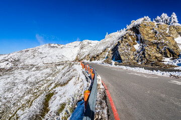 The snow and ice of Taiwan's Hehuanshan covered forests and asphalt roads. Taroko National Park is one of Taiwan's most popular tourist attractions. © BINGJHEN