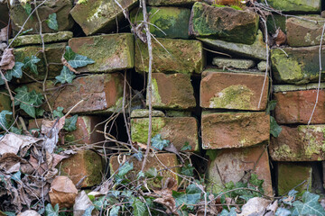 Hintergrund - eine schäbige alte Mauer aus Backstein