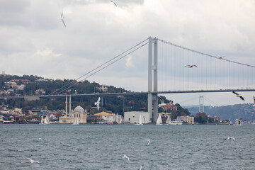 Obraz premium istanbul, turkey, october 29, 2021: the 2nd stage of the presidental international yacht race has been completed in istanbul's bosphorus strait