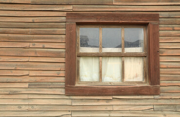 ventana vieja cortinas cabaña de madera poblado del oeste 4M0A6193-as21