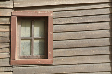 Fototapeta na wymiar ventana vieja cabaña de madera poblado del oeste 4M0A6518-as21