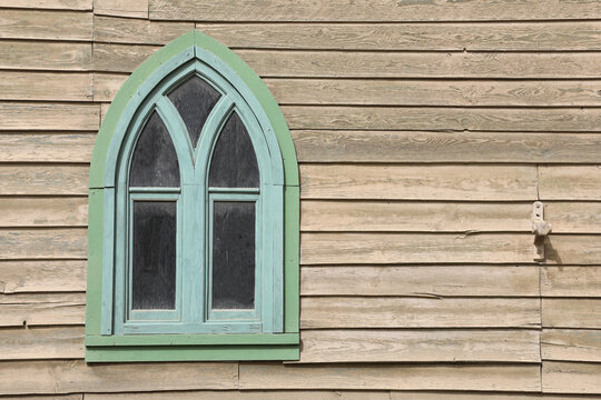 ventana vieja azul iglesia cabaña de madera poblado del oeste 4M0A6517-as21