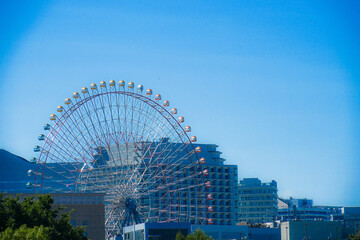 横浜の街並みと青空