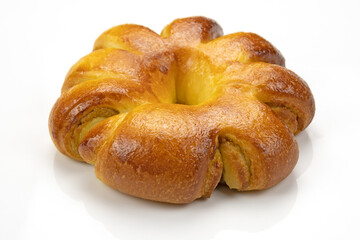 pâtisserie brioché isolé sur un fond blanc