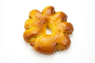 pâtisserie brioché isolé sur un fond blanc