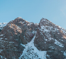 picos de montaña nevados, cielo despejado, paisaje de montaña, nieve, cielo azul 