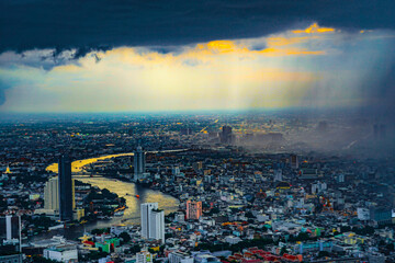 スコールに包まれるバンコクの街